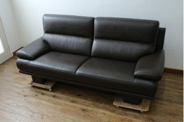 中古　美品　カリモク家具(karimoku)　domani(ドマーニ)　Excel-Life(エクセルライフ)　美しいフォルムが高級感漂う2.5人掛けソファ　定価約90万円　(R-082282)