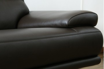 中古　美品　カリモク家具(karimoku)　domani(ドマーニ)　Excel-Life(エクセルライフ)　美しいフォルムが高級感漂う2.5人掛けソファ　定価約90万円　(R-082282)