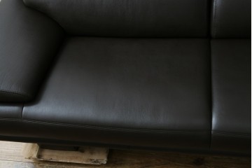 中古　美品　カリモク家具(karimoku)　domani(ドマーニ)　Excel-Life(エクセルライフ)　美しいフォルムが高級感漂う2.5人掛けソファ　定価約90万円　(R-082282)