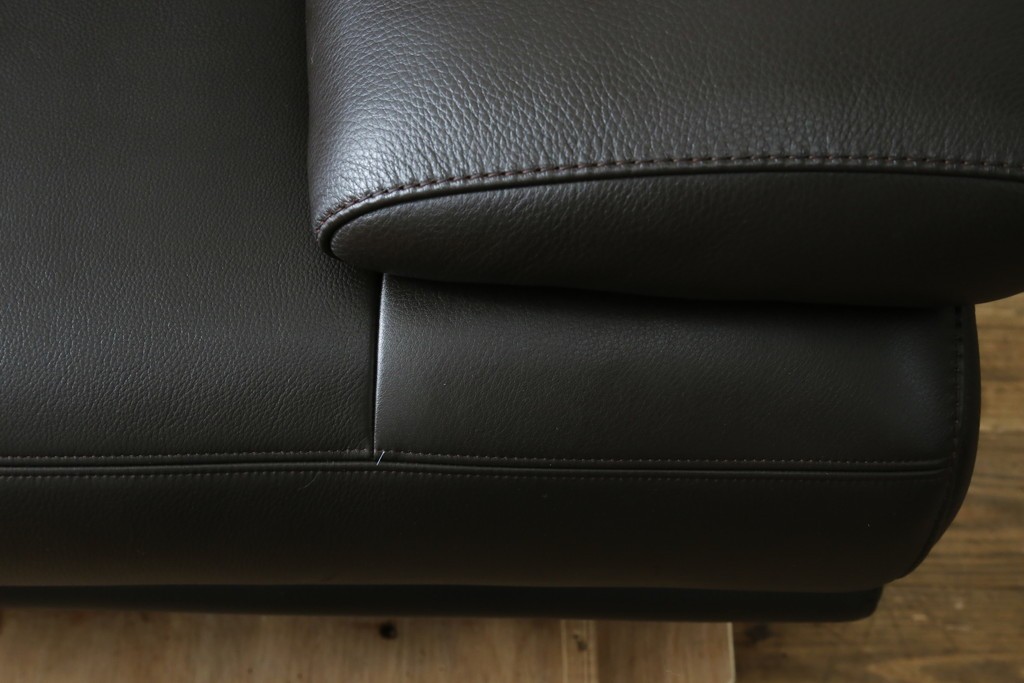 中古　美品　カリモク家具(karimoku)　domani(ドマーニ)　Excel-Life(エクセルライフ)　美しいフォルムが高級感漂う2.5人掛けソファ　定価約90万円　(R-082282)