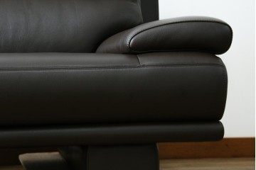 中古　美品　カリモク家具(karimoku)　domani(ドマーニ)　Excel-Life(エクセルライフ)　美しいフォルムが高級感漂う2.5人掛けソファ　定価約90万円　(R-082282)