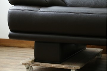 中古　美品　カリモク家具(karimoku)　domani(ドマーニ)　Excel-Life(エクセルライフ)　美しいフォルムが高級感漂う2.5人掛けソファ　定価約90万円　(R-082282)