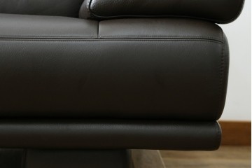 中古　美品　カリモク家具(karimoku)　domani(ドマーニ)　Excel-Life(エクセルライフ)　美しいフォルムが高級感漂う2.5人掛けソファ　定価約90万円　(R-082282)