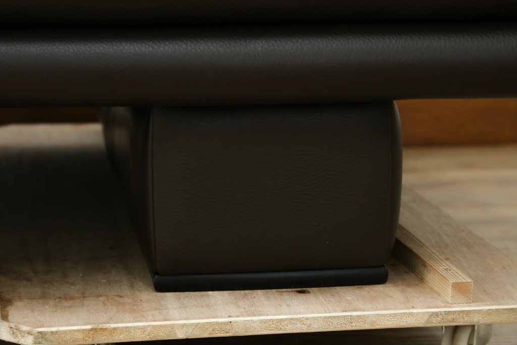 中古　美品　カリモク家具(karimoku)　domani(ドマーニ)　Excel-Life(エクセルライフ)　美しいフォルムが高級感漂う2.5人掛けソファ　定価約90万円　(R-082282)