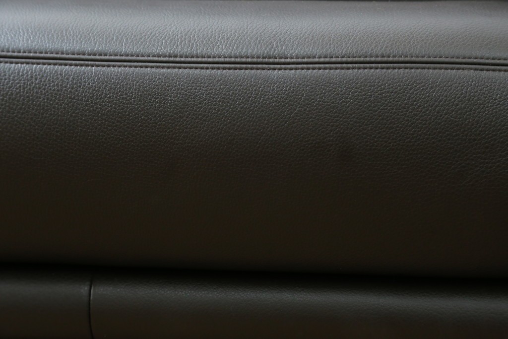 中古　美品　カリモク家具(karimoku)　domani(ドマーニ)　Excel-Life(エクセルライフ)　美しいフォルムが高級感漂う2.5人掛けソファ　定価約90万円　(R-082282)