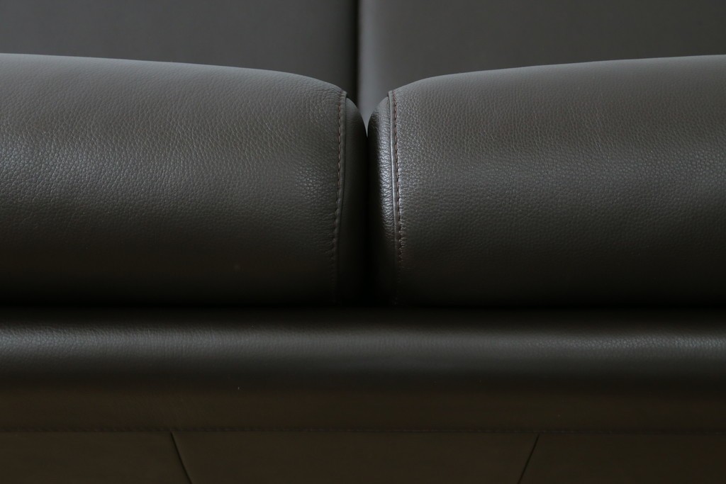 中古　美品　カリモク家具(karimoku)　domani(ドマーニ)　Excel-Life(エクセルライフ)　美しいフォルムが高級感漂う2.5人掛けソファ　定価約90万円　(R-082282)