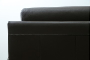 中古　美品　カリモク家具(karimoku)　domani(ドマーニ)　Excel-Life(エクセルライフ)　美しいフォルムが高級感漂う2.5人掛けソファ　定価約90万円　(R-082282)