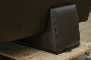 中古　美品　カリモク家具(karimoku)　domani(ドマーニ)　Excel-Life(エクセルライフ)　美しいフォルムが高級感漂う2.5人掛けソファ　定価約90万円　(R-082282)