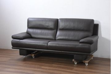中古　美品　カリモク家具(karimoku)　domani(ドマーニ)　Excel-Life(エクセルライフ)　美しいフォルムが高級感漂う2.5人掛けソファ(2P、2.5P、3P、2人掛け、2.5人掛け、3人掛け)(定価約90万円)(R-082282)