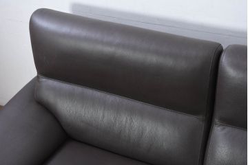中古　美品　カリモク家具(karimoku)　domani(ドマーニ)　Excel-Life(エクセルライフ)　美しいフォルムが高級感漂う2.5人掛けソファ(2P、2.5P、3P、2人掛け、2.5人掛け、3人掛け)(定価約90万円)(R-082282)