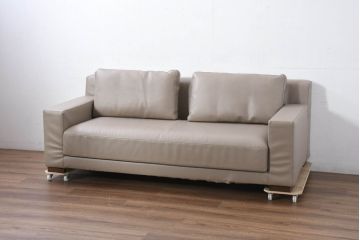 中古　美品!!　HUKLA(フクラ)　REGIO(レジオ)　クッション付き　フェイクレザーフルカバーリング　シンプルでお部屋に取り入れやすいデザインの上質な3Pソファ(二人掛け、三人掛け、2人掛け、3人掛け、2Pソファ)(定価約44万円)(R-082283)