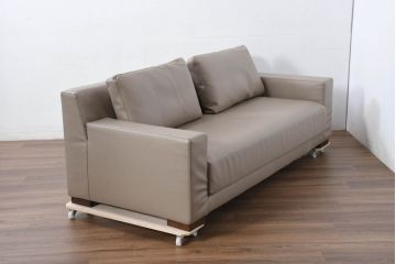 中古　美品!!　HUKLA(フクラ)　REGIO(レジオ)　クッション付き　フェイクレザーフルカバーリング　シンプルでお部屋に取り入れやすいデザインの上質な3Pソファ(二人掛け、三人掛け、2人掛け、3人掛け、2Pソファ)(定価約44万円)(R-082283)
