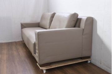 中古　美品!!　HUKLA(フクラ)　REGIO(レジオ)　クッション付き　フェイクレザーフルカバーリング　シンプルでお部屋に取り入れやすいデザインの上質な3Pソファ(二人掛け、三人掛け、2人掛け、3人掛け、2Pソファ)(定価約44万円)(R-082283)