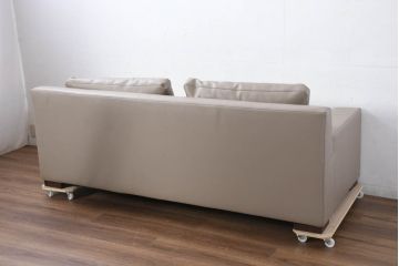 中古　美品!!　HUKLA(フクラ)　REGIO(レジオ)　クッション付き　フェイクレザーフルカバーリング　シンプルでお部屋に取り入れやすいデザインの上質な3Pソファ(二人掛け、三人掛け、2人掛け、3人掛け、2Pソファ)(定価約44万円)(R-082283)