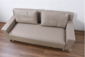 中古　美品!!　HUKLA(フクラ)　REGIO(レジオ)　クッション付き　フェイクレザーフルカバーリング　シンプルでお部屋に取り入れやすいデザインの上質な3Pソファ(二人掛け、三人掛け、2人掛け、3人掛け、2Pソファ)(定価約44万円)(R-082283)