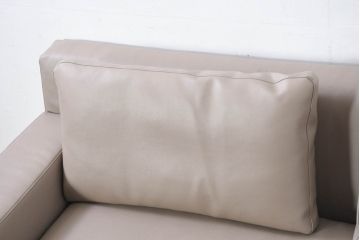 中古　美品!!　HUKLA(フクラ)　REGIO(レジオ)　クッション付き　フェイクレザーフルカバーリング　シンプルでお部屋に取り入れやすいデザインの上質な3Pソファ(二人掛け、三人掛け、2人掛け、3人掛け、2Pソファ)(定価約44万円)(R-082283)
