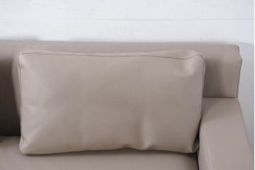 中古　美品!!　HUKLA(フクラ)　REGIO(レジオ)　クッション付き　フェイクレザーフルカバーリング　シンプルでお部屋に取り入れやすいデザインの上質な3Pソファ(二人掛け、三人掛け、2人掛け、3人掛け、2Pソファ)(定価約44万円)(R-082283)