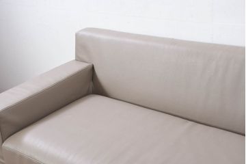 中古　美品!!　HUKLA(フクラ)　REGIO(レジオ)　クッション付き　フェイクレザーフルカバーリング　シンプルでお部屋に取り入れやすいデザインの上質な3Pソファ(二人掛け、三人掛け、2人掛け、3人掛け、2Pソファ)(定価約44万円)(R-082283)