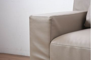 中古　美品!!　HUKLA(フクラ)　REGIO(レジオ)　クッション付き　フェイクレザーフルカバーリング　シンプルでお部屋に取り入れやすいデザインの上質な3Pソファ(二人掛け、三人掛け、2人掛け、3人掛け、2Pソファ)(定価約44万円)(R-082283)