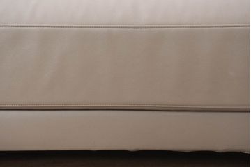 中古　美品!!　HUKLA(フクラ)　REGIO(レジオ)　クッション付き　フェイクレザーフルカバーリング　シンプルでお部屋に取り入れやすいデザインの上質な3Pソファ(二人掛け、三人掛け、2人掛け、3人掛け、2Pソファ)(定価約44万円)(R-082283)