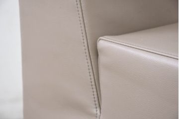 中古　美品!!　HUKLA(フクラ)　REGIO(レジオ)　クッション付き　フェイクレザーフルカバーリング　シンプルでお部屋に取り入れやすいデザインの上質な3Pソファ(二人掛け、三人掛け、2人掛け、3人掛け、2Pソファ)(定価約44万円)(R-082283)
