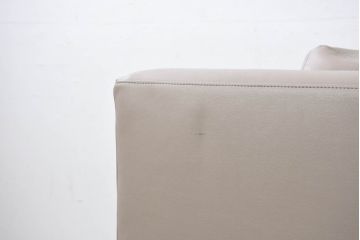 中古　美品!!　HUKLA(フクラ)　REGIO(レジオ)　クッション付き　フェイクレザーフルカバーリング　シンプルでお部屋に取り入れやすいデザインの上質な3Pソファ(二人掛け、三人掛け、2人掛け、3人掛け、2Pソファ)(定価約44万円)(R-082283)