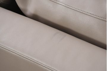 中古　美品!!　HUKLA(フクラ)　REGIO(レジオ)　クッション付き　フェイクレザーフルカバーリング　シンプルでお部屋に取り入れやすいデザインの上質な3Pソファ(二人掛け、三人掛け、2人掛け、3人掛け、2Pソファ)(定価約44万円)(R-082283)