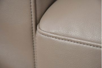 中古　美品!!　HUKLA(フクラ)　REGIO(レジオ)　クッション付き　フェイクレザーフルカバーリング　シンプルでお部屋に取り入れやすいデザインの上質な3Pソファ(二人掛け、三人掛け、2人掛け、3人掛け、2Pソファ)(定価約44万円)(R-082283)