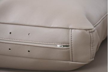 中古　美品!!　HUKLA(フクラ)　REGIO(レジオ)　クッション付き　フェイクレザーフルカバーリング　シンプルでお部屋に取り入れやすいデザインの上質な3Pソファ(二人掛け、三人掛け、2人掛け、3人掛け、2Pソファ)(定価約44万円)(R-082283)