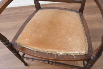 イギリスアンティーク　マホガニー材　背板の繊細なデザインと脚の挽き物が魅力のアームチェア(ダイニングチェア、椅子、イス、英国)(R-082287)