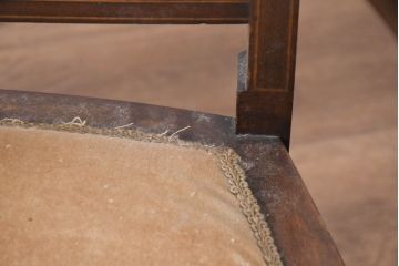 イギリスアンティーク　マホガニー材　背板の繊細なデザインと脚の挽き物が魅力のアームチェア(ダイニングチェア、椅子、イス、英国)(R-082287)