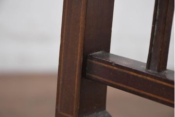 イギリスアンティーク　マホガニー材　背板の繊細なデザインと脚の挽き物が魅力のアームチェア(ダイニングチェア、椅子、イス、英国)(R-082287)