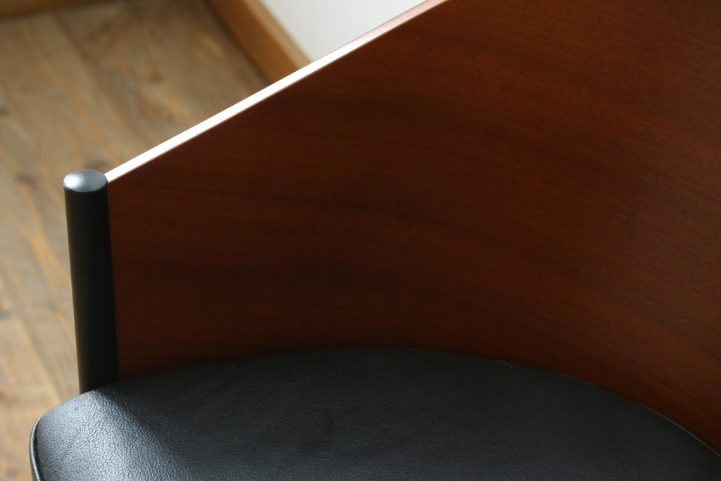 イタリアビンテージ　名作希少品!!　ドリアデ(Driade)　コステス(COSTES)　フィリップ・スタルク(Philippe Starck)デザイン　流線形のフォルムが美しいダイニングチェア2脚セット　(R-082288)