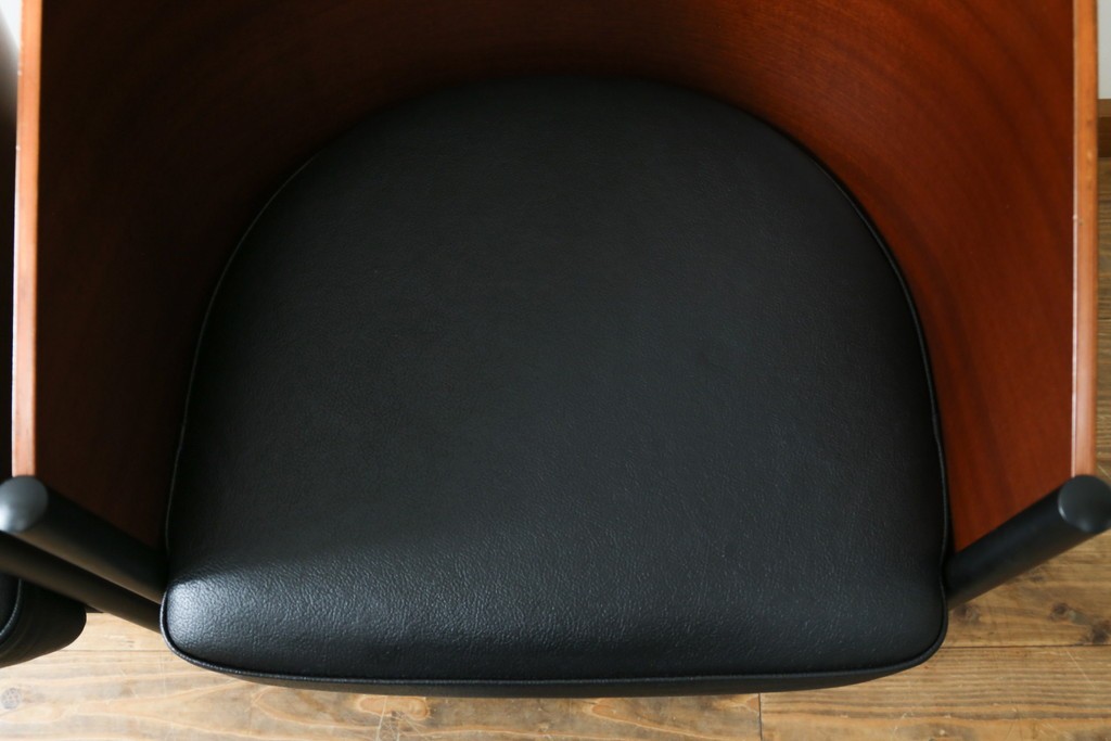 イタリアビンテージ　名作希少品!!　ドリアデ(Driade)　コステス(COSTES)　フィリップ・スタルク(Philippe Starck)デザイン　流線形のフォルムが美しいダイニングチェア2脚セット　(R-082288)