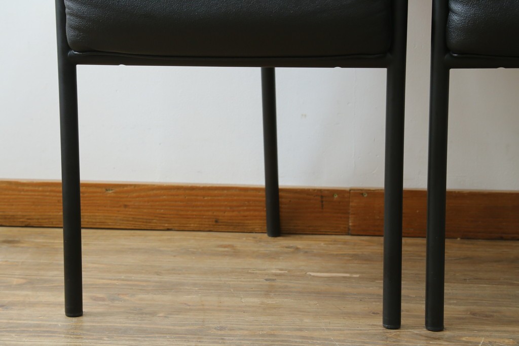 イタリアビンテージ　名作希少品!!　ドリアデ(Driade)　コステス(COSTES)　フィリップ・スタルク(Philippe Starck)デザイン　流線形のフォルムが美しいダイニングチェア2脚セット　(R-082288)