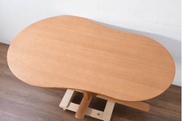 中古　美品　飛騨高山　家具ブランド　シラカワ(shirakawa)　ネオ(NEO)シリーズ　オーク材　ひょうたん型の天板が温かみを感じるダイニングテーブル(ネオテーブル、4人掛け、食卓、作業台)(定価約24万円)(R-082292)