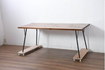 中古　美品　パイン材　ACME Furniture(アクメ ファニチャー)　木のぬくもりを感じる天板とすっきりとした脚が素敵なダイニングテーブル(4人掛け、食卓、作業台)(R-082294)