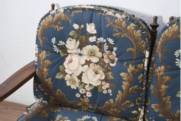 中古　飛騨産業　キツツキ　穂高シリーズ　美しい花柄が際立つ3人掛けソファ(3P、三人掛け、リビングチェア、トリプルソファ、アームソファ)(定価約40万円)(R-082296)