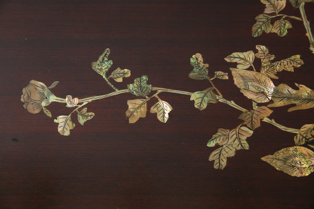 アジアンビンテージ　美しい螺鈿細工入り!!　透かし彫りが見事な座卓(ローテーブル、センターテーブル、リビングテーブル)(R-082299)