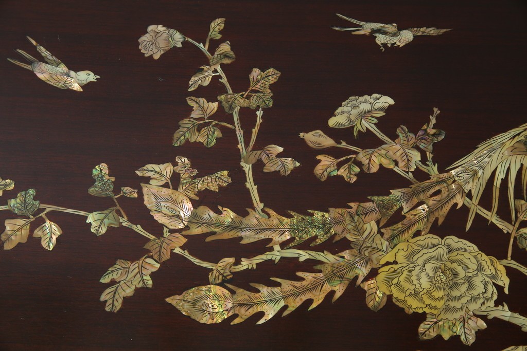 アジアンビンテージ　美しい螺鈿細工入り!!　透かし彫りが見事な座卓(ローテーブル、センターテーブル、リビングテーブル)(R-082299)