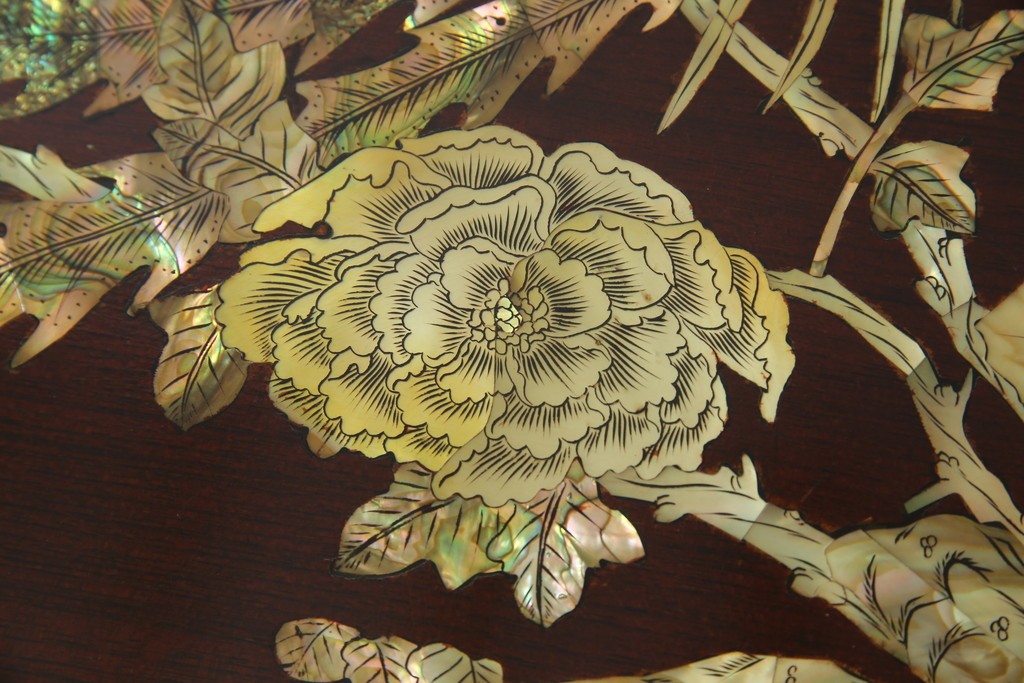 アジアンビンテージ　美しい螺鈿細工入り!!　透かし彫りが見事な座卓(ローテーブル、センターテーブル、リビングテーブル)(R-082299)