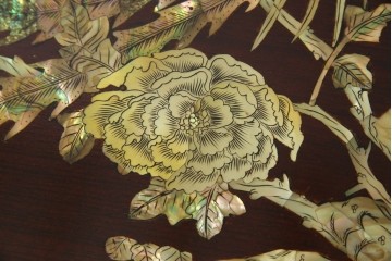 アジアンビンテージ　美しい螺鈿細工入り!!　透かし彫りが見事な座卓(ローテーブル、センターテーブル、リビングテーブル)(R-082299)