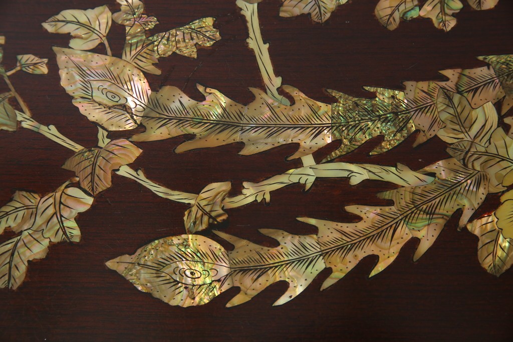 アジアンビンテージ　美しい螺鈿細工入り!!　透かし彫りが見事な座卓(ローテーブル、センターテーブル、リビングテーブル)(R-082299)