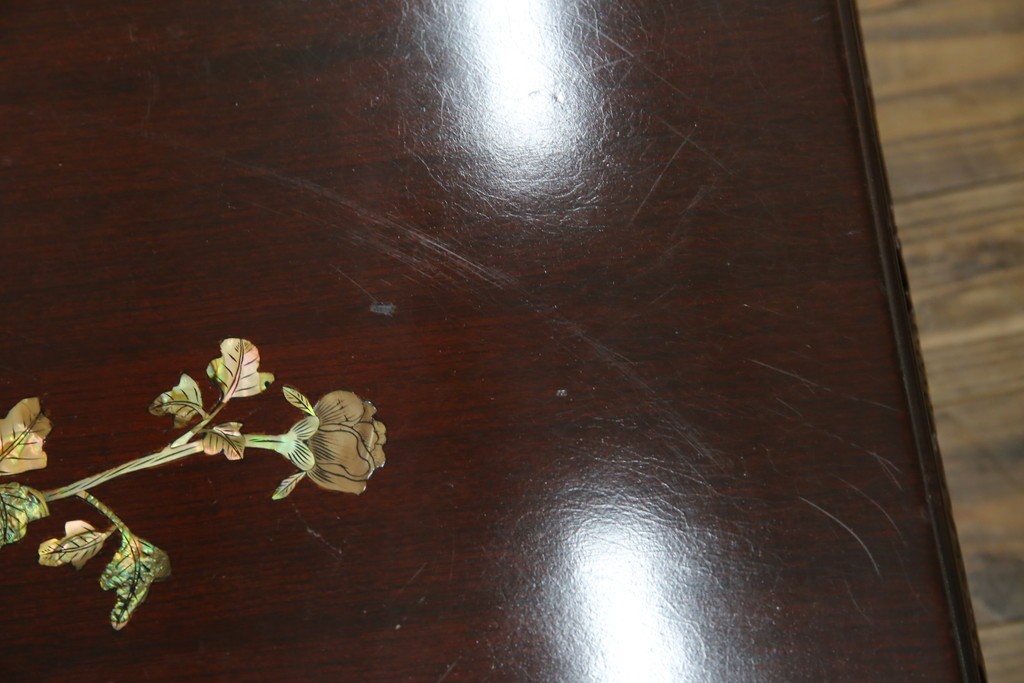 アジアンビンテージ　美しい螺鈿細工入り!!　透かし彫りが見事な座卓(ローテーブル、センターテーブル、リビングテーブル)(R-082299)