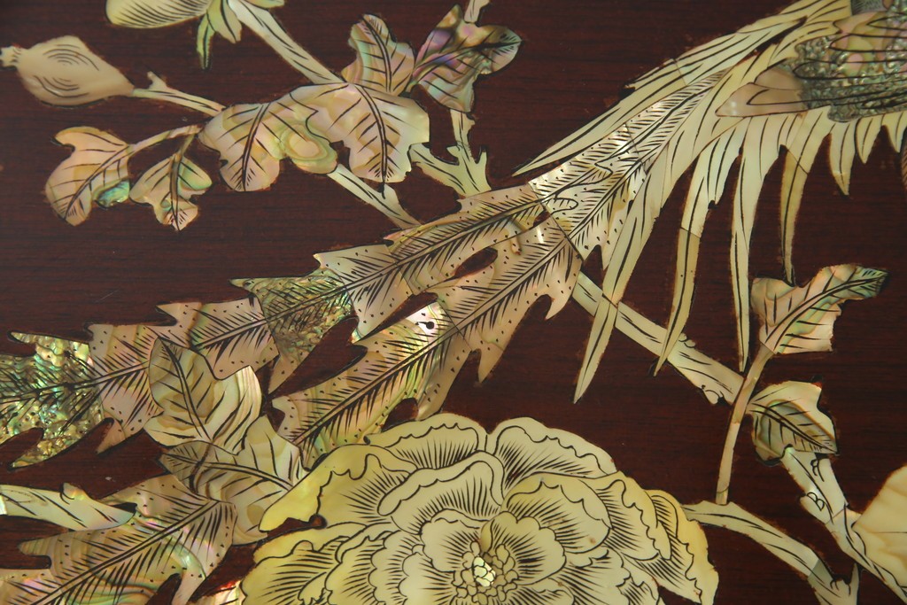 アジアンビンテージ　美しい螺鈿細工入り!!　透かし彫りが見事な座卓(ローテーブル、センターテーブル、リビングテーブル)(R-082299)