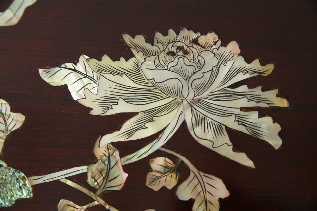 アジアンビンテージ　美しい螺鈿細工入り!!　透かし彫りが見事な座卓(ローテーブル、センターテーブル、リビングテーブル)(R-082299)