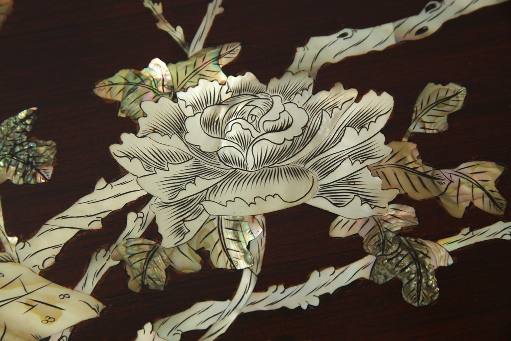 アジアンビンテージ　美しい螺鈿細工入り!!　透かし彫りが見事な座卓(ローテーブル、センターテーブル、リビングテーブル)(R-082299)