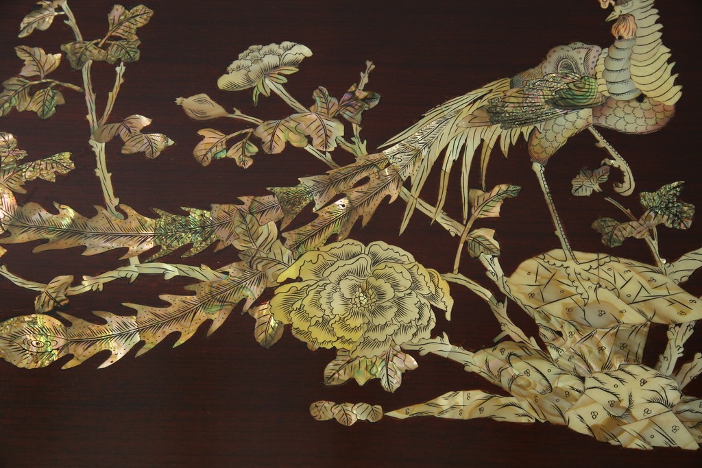 アジアンビンテージ　美しい螺鈿細工入り!!　透かし彫りが見事な座卓(ローテーブル、センターテーブル、リビングテーブル)(R-082299)