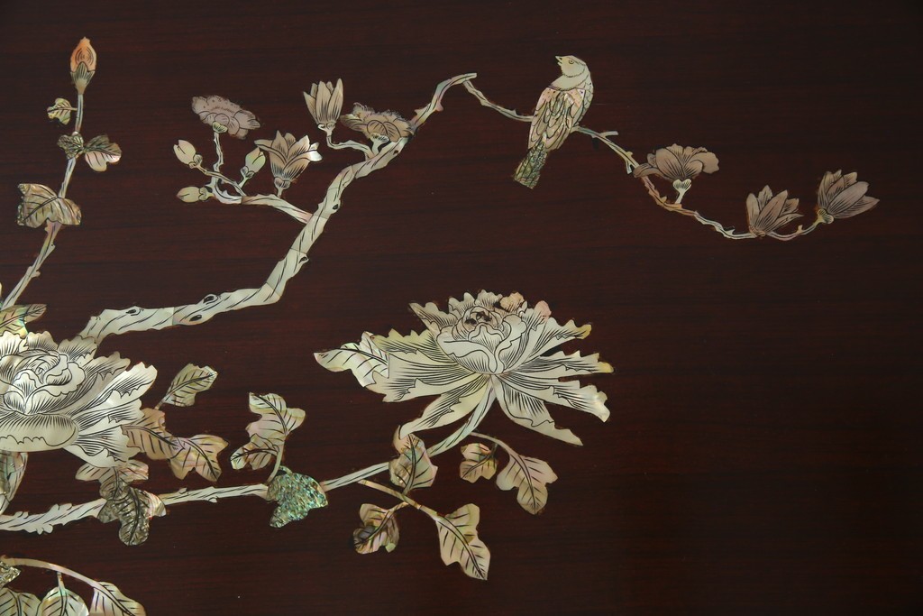 アジアンビンテージ　美しい螺鈿細工入り!!　透かし彫りが見事な座卓(ローテーブル、センターテーブル、リビングテーブル)(R-082299)