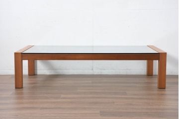 中古　イタリア　高級輸入家具　 Poliform(ポリフォーム)　チェリー材　スタイリッシュなデザインが空間を彩るガラストップローテーブル(ガラス天板、リビングテーブル、センターテーブル)(定価約30万円)(R-082301)